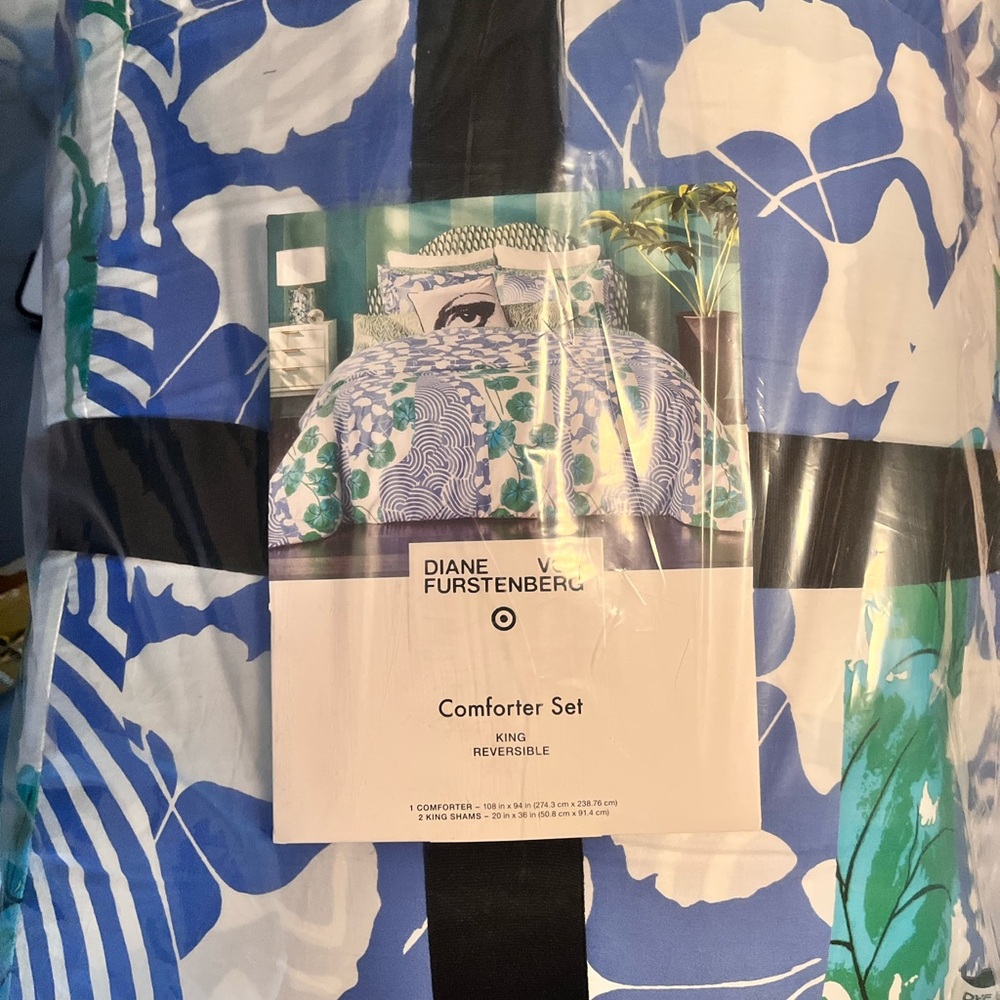 DVF For Target Geranium & Ginkgo Leaves Reversible King Comforter NWT